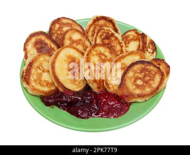 Hausgemachte Pfannkuchen mit Hüttenkäse und Marmelade zum Frühstück. Isoliert auf weiß Stockfoto