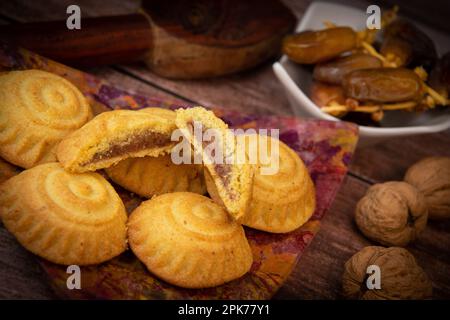 Traditionelle eid-Mamoul- oder Mamoul-Kekse mit Datteln, Nüssen und Marmelade, arabische Süßigkeiten für Aid al-Fitr und ostern Stockfoto