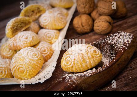Traditionelle eid-Mamoul- oder Mamoul-Kekse mit Datteln, Nüssen und Marmelade, arabische Süßigkeiten für Aid al-Fitr und ostern Stockfoto