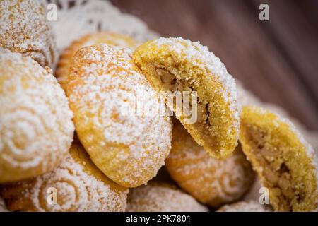 Traditionelle eid-Mamoul- oder Mamoul-Kekse mit Datteln, Nüssen und Marmelade, arabische Süßigkeiten für Aid al-Fitr und ostern Stockfoto