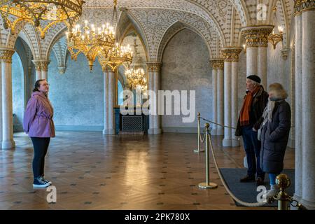 Reiseleiter mit Touristen, der das Innere des Rosenau Palastes zeigt, Geburtsort von Prinz Albert, Gemahlin von Königin Victoria, Coburg, Bayern, Deutschland, Europa Stockfoto