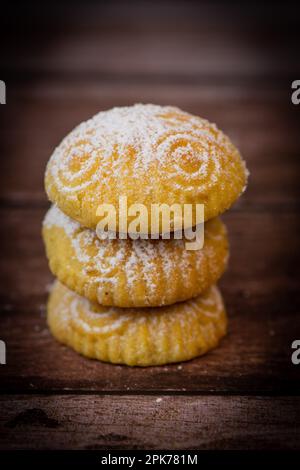 Traditionelle eid-Mamoul- oder Mamoul-Kekse mit Datteln, Nüssen und Marmelade, arabische Süßigkeiten für Aid al-Fitr und ostern Stockfoto