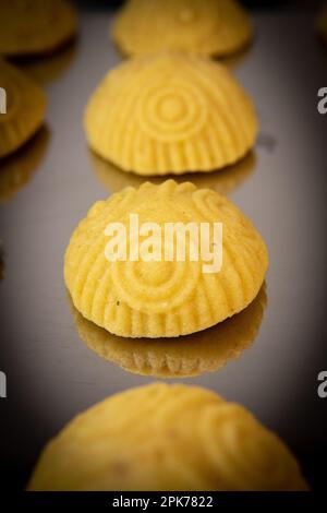 Traditionelle eid-Mamoul- oder Mamoul-Kekse mit Datteln, Nüssen und Marmelade, arabische Süßigkeiten für Aid al-Fitr und ostern Stockfoto