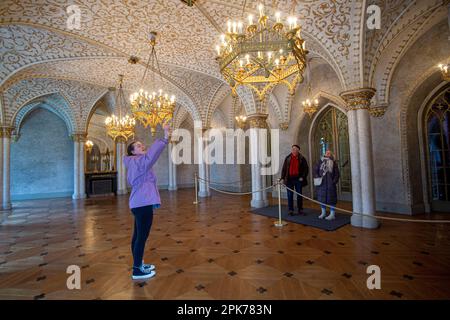 Reiseleiter mit Touristen, der das Innere des Rosenau Palastes zeigt, Geburtsort von Prinz Albert, Gemahlin von Königin Victoria, Coburg, Bayern, Deutschland, Europa Stockfoto