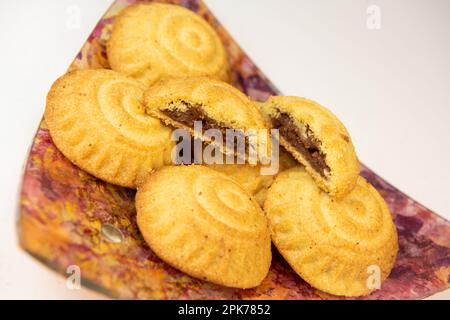 Traditionelle eid-Mamoul- oder Mamoul-Kekse mit Datteln, Nüssen und Marmelade, arabische Süßigkeiten für Aid al-Fitr und ostern Stockfoto