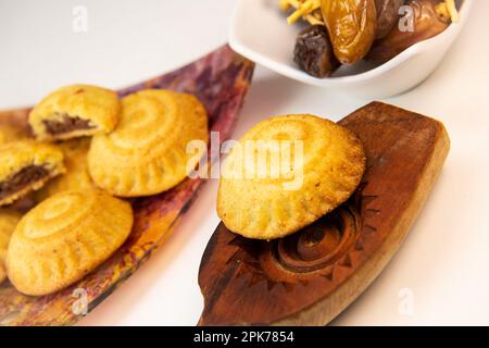 Traditionelle eid-Mamoul- oder Mamoul-Kekse mit Datteln, Nüssen und Marmelade, arabische Süßigkeiten für Aid al-Fitr und ostern Stockfoto