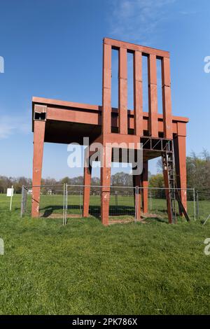 Monza, Italien - 5 2023. april - Kunstinstallation „Lo scrittore“ im Monza Park Stockfoto