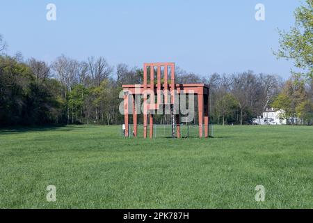 Monza, Italien - 5 2023. april - Kunstinstallation „Lo scrittore“ im Monza Park Stockfoto