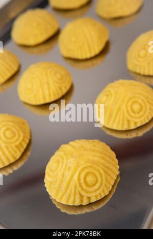 Traditionelle eid-Mamoul- oder Mamoul-Kekse mit Datteln, Nüssen und Marmelade, arabische Süßigkeiten für Aid al-Fitr und ostern Stockfoto