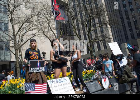 Anti-Trump-Studenten im College-Alter demonstrieren am 04. April 2023 im Collect Pond Park in der Nähe des Manhattan Criminal Court die gegenüberliegende Seite von Trump-Anhängern. Stockfoto