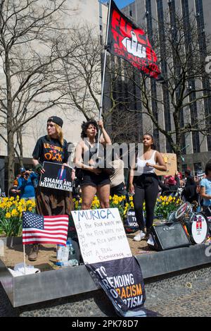 Die Anti-Trump-Massen demonstrieren am 04. April 2023 im Collect Pond Park in der Nähe des Manhattan Criminal Court gegensätzliche Trump-Anhänger. Stockfoto