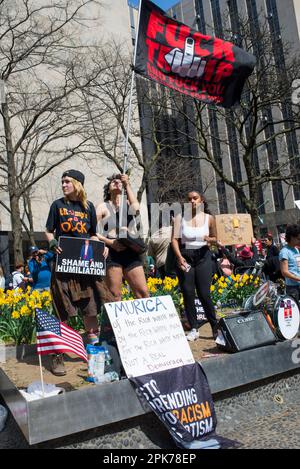 Die Anti-Trump-Massen demonstrieren am 04. April 2023 im Collect Pond Park in der Nähe des Manhattan Criminal Court gegensätzliche Trump-Anhänger. Stockfoto