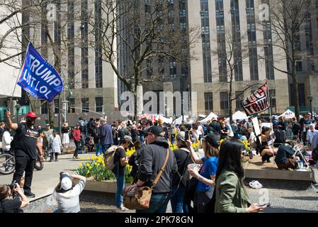 Die Anti-Trump-Massen demonstrieren am 04. April 2023 im Collect Pond Park in der Nähe des Manhattan Criminal Court gegensätzliche Trump-Anhänger. Stockfoto