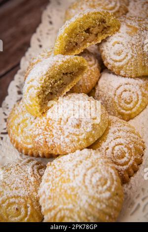 Traditionelle eid-Mamoul- oder Mamoul-Kekse mit Datteln, Nüssen und Marmelade, arabische Süßigkeiten für Aid al-Fitr und ostern Stockfoto