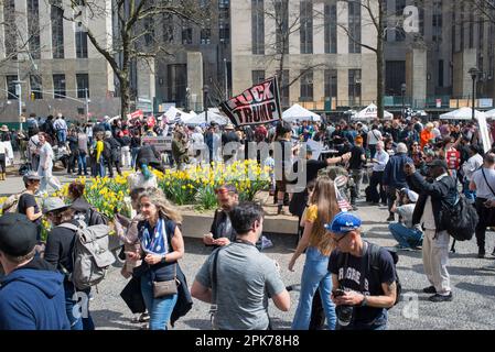 Anti-Trump-Demonstranten versammeln sich am 04. April 2023 im Collect Pond Park in der Nähe des Manhattan Criminal Court gegen die Anhänger von Trump. Stockfoto