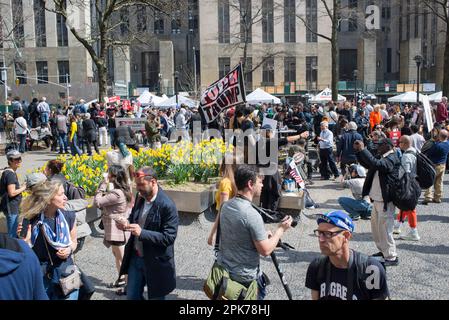 Anti-Trump-Demonstranten versammeln sich am 04. April 2023 im Collect Pond Park in der Nähe des Manhattan Criminal Court gegen die Anhänger von Trump. Stockfoto