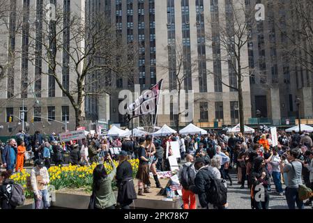 Anti-Trump-Demonstranten versammeln sich am 04. April 2023 im Collect Pond Park in der Nähe des Manhattan Criminal Court gegen die Anhänger von Trump. Stockfoto