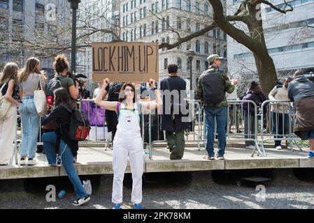 Anti-Trump-Studenten im College-Alter demonstrieren am 04. April 2023 im Collect Pond Park in der Nähe des Manhattan Criminal Court die gegenüberliegende Seite von Trump-Anhängern. Stockfoto