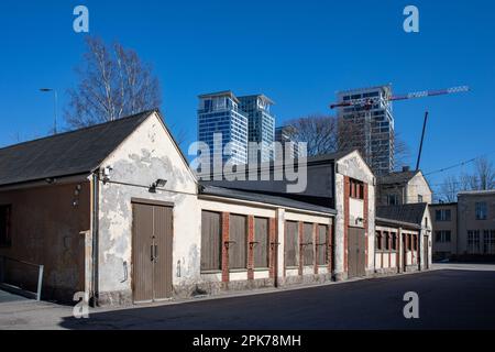 Kalasatama Hochhäuser hinter alten Instandhaltungsgebäuden im Bezirk Suvilahti in Helsinki, Finnland Stockfoto