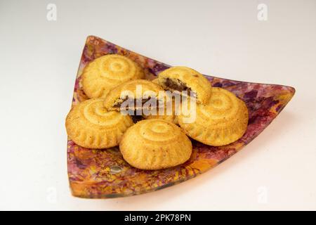 Traditionelle eid-Mamoul- oder Mamoul-Kekse mit Datteln, Nüssen und Marmelade, arabische Süßigkeiten für Aid al-Fitr und ostern Stockfoto