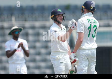 Harry Tector feiert seine fünfzig Läufe am dritten Tag des alleinigen Testspiels zwischen Bangladesch und Irland bei Sher-e-Bangla National Cricket S. Stockfoto