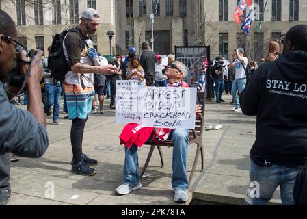 Zwei Männer debattieren vor dem Manhattan Criminal Court House NYC, während Präsident Trump historische Anklageerhebung. 04. April 2023 Stockfoto