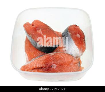 Rohe Lachssteaks in einer Plastikbox. Isoliert Stockfoto