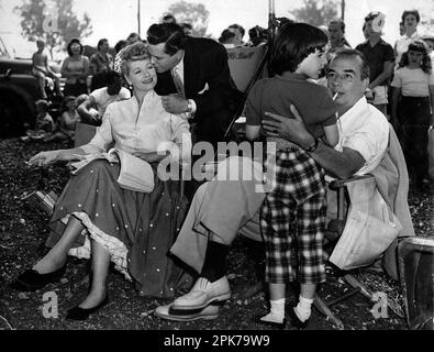 LUCILLE-BALL, VINCENTE MINNELLI, LIZA MINNELLI UND DESI ARNAZ IM LANGEN, LANGEN ANHÄNGER, DER (1954), UNTER DER REGIE VON VINCENTE MINNELLI. Kredit: Metro-Goldwyn-Mayer (MGM) / Album Stockfoto