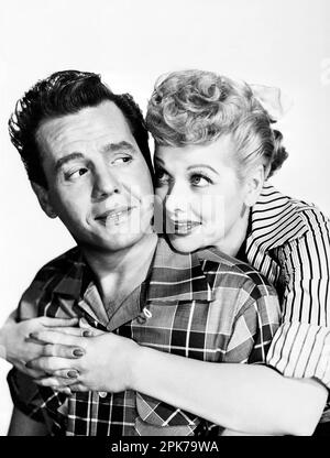 LUCILLE BALL und DESI ARNAZ in EINEM LANGEN, LANGEN TRAILER, DER (1954), Regie VINCENTE MINNELLI. Kredit: Metro-Goldwyn-Mayer (MGM) / Album Stockfoto