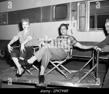 LUCILLE BALL und DESI ARNAZ in EINEM LANGEN, LANGEN TRAILER, DER (1954), Regie VINCENTE MINNELLI. Kredit: Metro-Goldwyn-Mayer (MGM) / Album Stockfoto