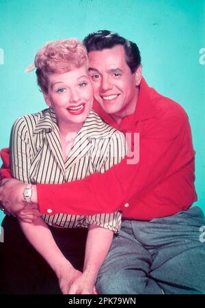 LUCILLE BALL und DESI ARNAZ in EINEM LANGEN, LANGEN TRAILER, DER (1954), Regie VINCENTE MINNELLI. Kredit: Metro-Goldwyn-Mayer (MGM) / Album Stockfoto