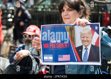 Eine Unterstützerin zeigt ein Bild des ehemaligen Präsidenten Trump während seiner Anklageverlesung im Manhattan Criminal Court House, New York City. 04. April 2023 Stockfoto