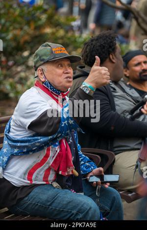 Der Mann trägt die US-Flagge zur Unterstützung von Präsident Trump während der Anklage im Manhattan Criminal Court House, NYC, USA. 04. April 2023 Stockfoto