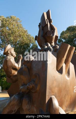 Canberra Australien - Januar 24 2011; Bronzestatue von Ante Dabro, die abstrakte Figuren und Formen darstellt, die Matrosen im Sea National Naval Me repräsentieren Stockfoto