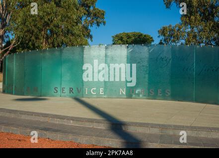 Canberra Australien - Januar 24 2011; Australian Service Nurses National Memorial, Robin Moorhouse aus gegossenem geätztem Glas Stockfoto