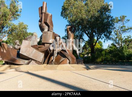 Canberra Australien - Januar 24 2011; Bronzestatue von Ante Dabro, die abstrakte Figuren und Formen darstellt, die Matrosen im Sea National Naval Me repräsentieren Stockfoto