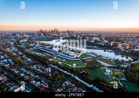 Der Albert Park Formula Track bei Sonnenaufgang aus der Vogelperspektive. Melbourne, Australien. Stockfoto