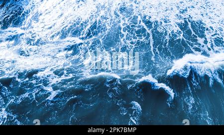 Draufsicht auf die Nordsee-Wasseroberfläche mit weißer Schaumstruktur. Hochwertiges Foto Stockfoto