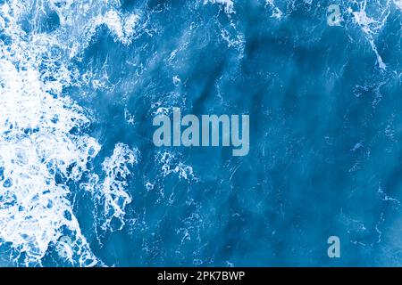 Nordsee-blaues Wasser von oben mit weißer Schaumstruktur. Hochwertiges Foto Stockfoto