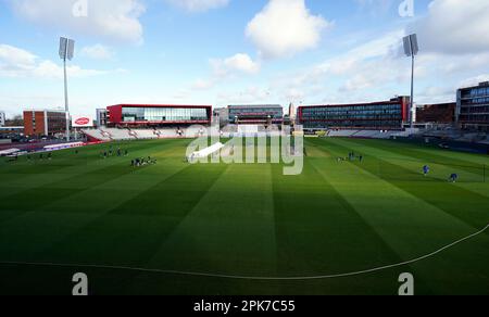 Ein allgemeiner Blick auf den Emirates Old Trafford Cricket Ground, während sich die Spieler vor dem ersten Tag des Spiels LV= Insurance County Championship Division Two, Manchester, aufwärmen. Foto: Donnerstag, 6. April 2023. Stockfoto