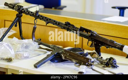 Flensburg, Deutschland. 06. April 2023. Ein Maschinengewehr aus dem Jahr 1939 steht auf einem Tisch im Gerichtssaal. Im Prozess wegen Verletzung des Waffengesetzes wird der Angeklagte beschuldigt, in seinem Haus Waffen und Munition gesammelt zu haben, ohne die erforderliche Genehmigung zu besitzen. Da der 66-Jährige ohne Rechtsbeistand auftauchte, wurde der Prozess bis zum 13. April 2023 vertagt. Kredit: Frank Molter/dpa/Alamy Live News Stockfoto