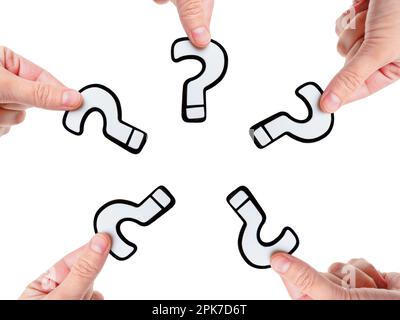 Kreis mit fünf Händen, die jeweils ein weißes Fragezeichen auf weißem Hintergrund halten. Einheit, Teamarbeit und Zusammenarbeit bei der Suche nach Wissen Stockfoto
