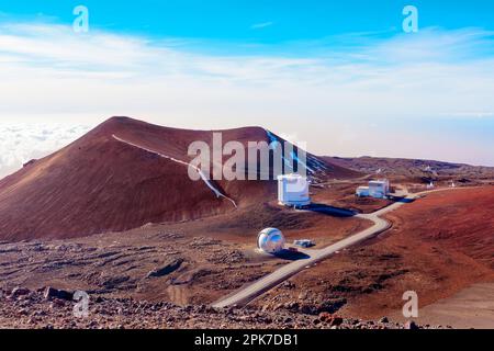 Eine Gruppe astronomischer Forschungseinrichtungen auf dem Gipfel des Mauna Kea in Hawaii. Stockfoto