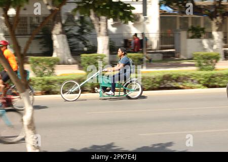 MERIDA, MEXIKO - 23. OKTOBER 2016 Radfahren am Sonntag auf dem Paseo de Montejo - schickes individuelles Fahrrad Stockfoto