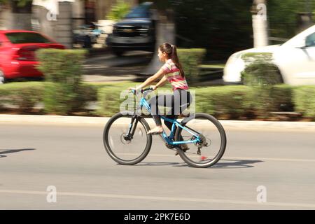 MERIDA, MEXIKO - 23. OKTOBER 2016 Radfahren am Sonntag auf dem Paseo de Montejo - Mädchen mit schwarzen Leggings Stockfoto