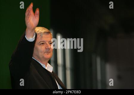 ARCHIVFOTO: Joschka Fischer wird am 12. April 2023 75, Joschka FISCHER auf der Bühne der Wahlpartei und winkt dem Publikum zu. Bundeswahlen 2005, Wahlpartei der Partei Buendnis 90/die Gruenen im Hangar 2 des Berliner Flughafens Tempelhof; am 09.18/2005, (c)Sven Simon # Princess-Luise-Str. 41 # 45479 M uelheim/R uhr # Tel. 0208/9413250#Fax. 0208/9413260 # Konto 1428150 Commerzbank Essen BLZ 36040039 # www.SvenSimon.net. Stockfoto