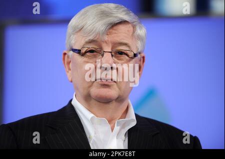 ARCHIVFOTO: Joschka Fischer wird am 12. April 2023 75, Joschka FISCHER, Politiker, die Grünen, Grüntöne, Einzelbild, zugeschnittenes einzelnes Motiv, Hochformat. Dialog unter der Kuppel im Bundeskanzleramt München am 14. September 2011. ?SVEN SIMON, Princess-Luise-Str.41#45479 Muelheim/Ruhr#Tel. 0208/9413250#Fax 0208/9413260#GLSB Bankkontonummer: 4030 025 100, BLZ 430 609 67#www.SvenSimon.net #Email:SvenSimon@t-online.de. Stockfoto