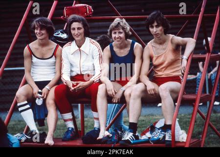 ARCHIVFOTO: Elvira POSSEKEL wird am 11. April 2023 70 Jahre alt, Team Deutschland links nach rechts Inge HELTEN, Annegret RICHTER, Annegret KRONIGER, Elvira POSSEKEL (ganz Deutschland), 2. Platz, sportliche 4x100 m Frauen am 31. Juli 1976 XXI-Spiele. Olympische Sommerspiele 1976 in Montreal/Kanada ab 17,07. Zu 08/01/1976. ?Sven Simon # Princess-Luise-Str. 41 # 45479 M uelheim/R uhr # Tel. 0208/9413250 # Fax. 0208/9413260 # Konto 244 293 433 # P ostbank Essen # BLZ 360 100 43 # E-Mail: svensimon@t-online.de #www.SvenSimon.net. Stockfoto