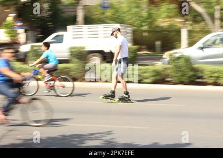 MERIDA, MEXIKO - 23. OKTOBER 2016 - Eislaufen am Sonntag auf dem Paseo de Montejo - Mann mit Mütze Stockfoto