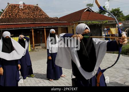 6. April 2023, Sleman, Sonderregion Yogyakarta, Indonesien: Schüler mit Hörbehinderungen üben Bogenschießen, um ihre körperlichen Fähigkeiten und Konzentration in der Darul Ashom Islamic Boarding School, Sleman, Sonderregion Yogyakarta zu trainieren. Das erste und immer noch einzige taube islamische Internat in Indonesien ist derzeit ein Studienort für 129 Taube Menschen mit Behinderungen. Darul Ashom Islamic Boarding School verwendet das Gelbe Buch als eines der wichtigsten Referenzbücher in der Verwaltung ihrer Ausbildung. Jeden Tag lasen und lernten die Schüler den Al-Quran als Teil ihrer Rout auswendig Stockfoto